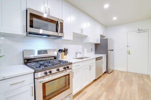 Fridge, microwave, oven, stovetop - Steps to Crystal City Metro | Modern Apt (Arlington)