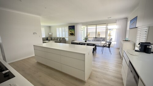 GRACE - Timeless Style in Central Location