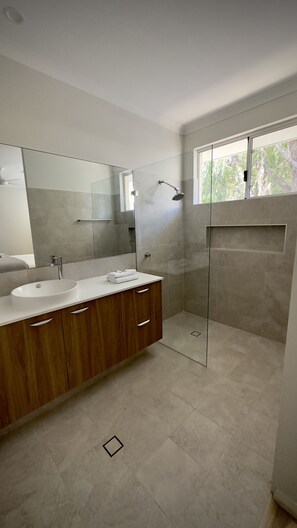Douche, sèche-cheveux, serviettes fournies, savon