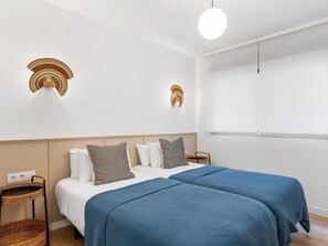3 bedrooms, iron/ironing board, internet, bed sheets