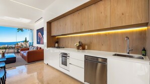 Cafetera y tetera, refrigerador, microondas y horno 