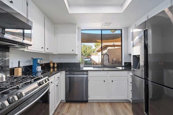 Frigorífico, microondas, horno y placa de cocina