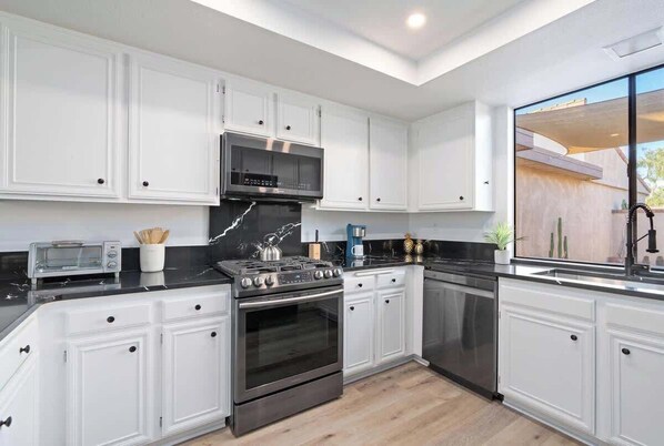 Refrigerador, microondas, horno, placa de cocina