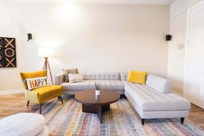 Smart TV, chimenea, videojuegos y oficina