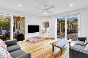 Smart TV, fireplace, books - Sandy Hills Beach House (Saint Andrews Beach)