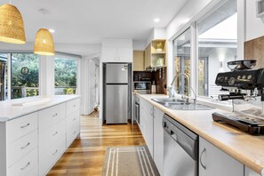 Geladeira, micro-ondas, fogão, cooktop