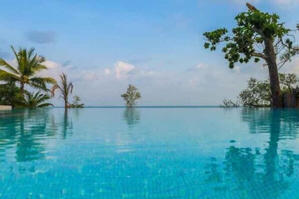 Outdoor pool - Sea Stone Hotel Sichon (Sichon)