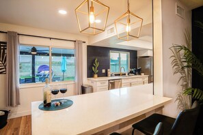 Kylskåp, mikrovågsugn, ugn och diskmaskin