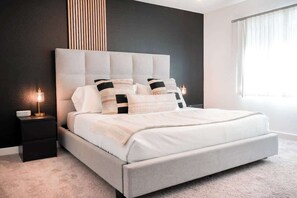4 bedrooms, iron/ironing board, travel cot, free WiFi - Sun Soaked Tempe Getaway -Pool, Spa, & Outdoor Fun (Tempe)