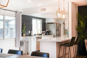 Kylskåp, mikrovågsugn, ugn och diskmaskin