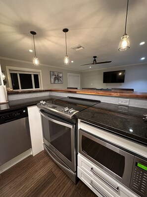 Fridge, microwave, oven, stovetop - New Beach Cabana with Mini Golf (Venice)