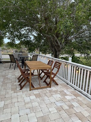 Outdoor dining - New Beach Cabana with Mini Golf (Venice)