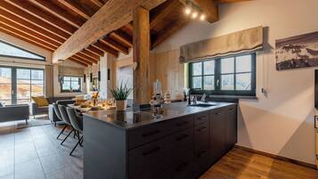 Een koelkast, een oven, een kookplaat, een vaatwasser