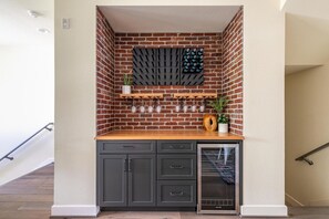 Interior - Airy San Mateo 2BR w/ Parking & A/C, nr Shops & Parks, by Blueground (San Mateo)