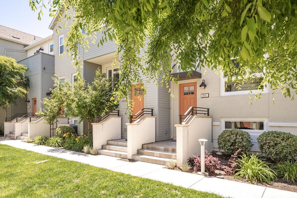 Exterior - Airy San Mateo 2BR w/ Parking & A/C, nr Shops & Parks, by Blueground (San Mateo)