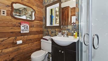 Doccia, asciugamani, sapone, carta igienica