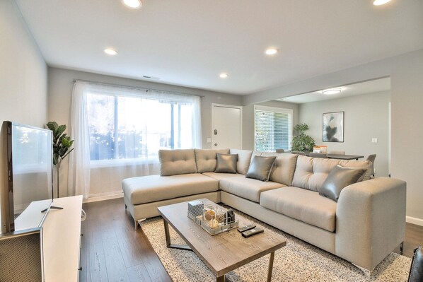 TV - Delightful Sunnyvale 3BR w/ Backyard & Patio, near Park, by Blueground (South Bay)