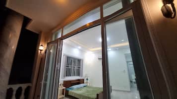 6 bedrooms, WiFi, bed sheets