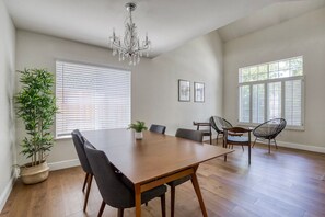 Dining - Dreamy San Jose 3BR w/ Backyard, near Houge Park & Hikes, by Blueground (South Bay)