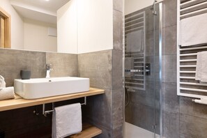 Dusche, Haartrockner, Handtücher