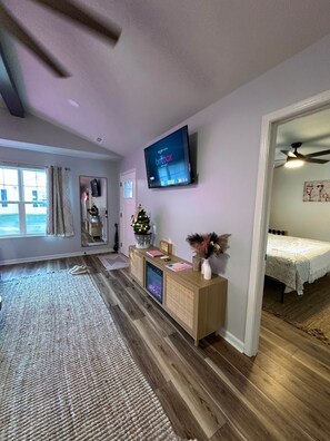 2 makuuhuonetta, silitysrauta/-lauta, Wi-Fi, vuodevaatteet