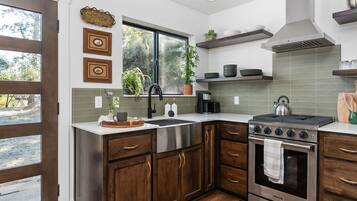 Een koelkast, een microgolfoven, een oven, een kookplaat