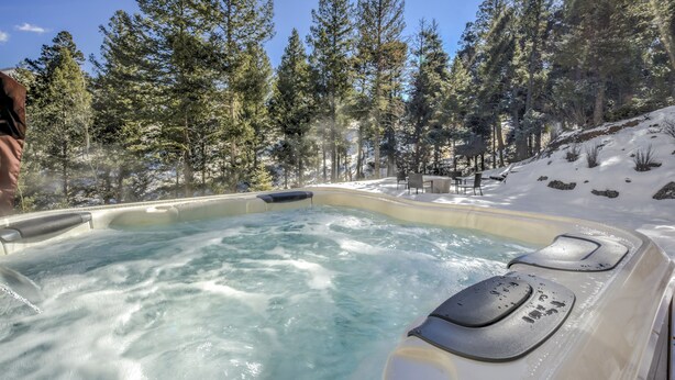 A hot tub surrounded by snow and trees. - Peekaboo Mountain (Cascade)