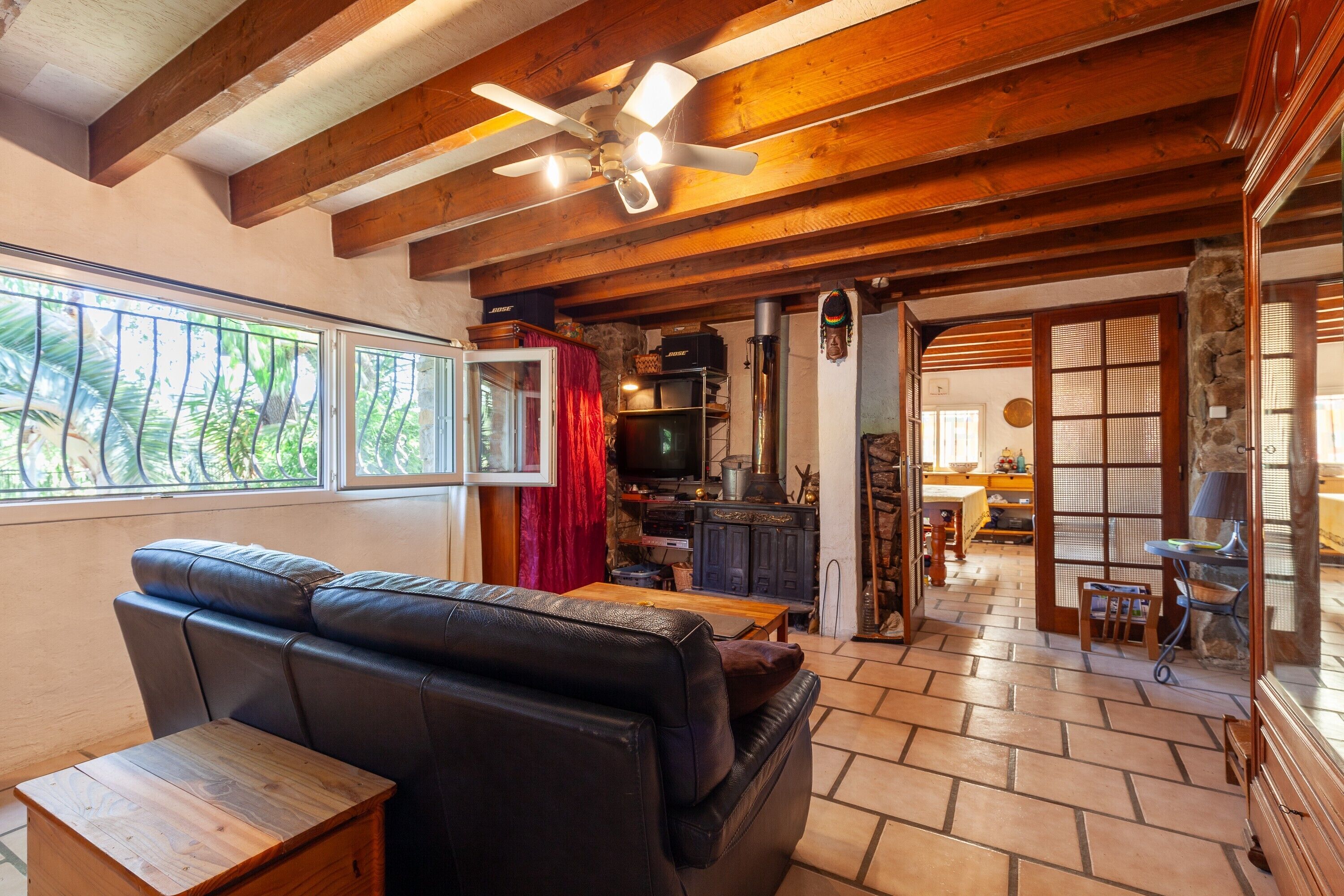 暖炉、DVD プレーヤー、ステレオ