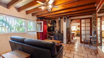 暖炉、DVD プレーヤー、ステレオ