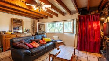 暖炉、DVD プレーヤー、ステレオ