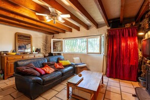 Eldstad, dvd-spelare och en stereo