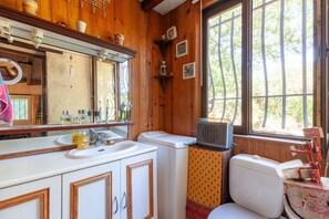 Douche, sèche-cheveux, serviettes fournies