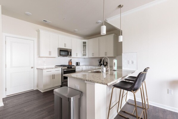 Een koelkast, een microgolfoven, een oven, een kookplaat