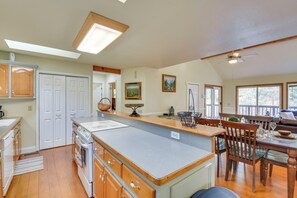 Fridge, microwave, oven, stovetop - Blairsville Vacation Rental w/ Deck & Game Room! (Blairsville)