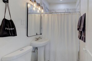 Sèche-cheveux, serviettes fournies