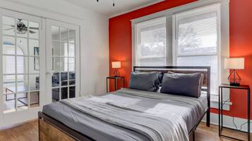 2 slaapkamers, een bureau, een strijkplank/strijkijzer, gratis wifi
