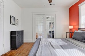 2 habitaciones, escritorio, tabla de planchar con plancha y wifi gratis 