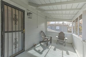 Property grounds - Modern Gem in Cooper-Young: Remodeled Haven (Memphis)