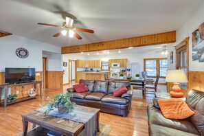 TV - Hiawassee Vacation Rental w/ Grill ~ 9 Mi to Lake! (Hiawassee)