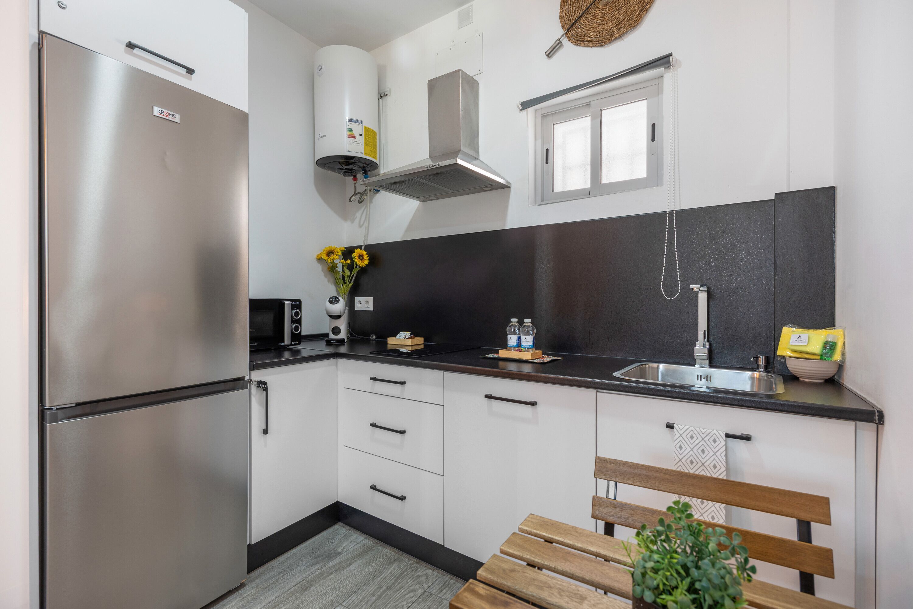 Kjøleskap, mikrobølgeovn, kokeplater og kaffetrakter/tekoker