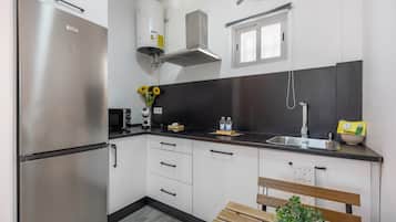 Køleskab, mikrobølgeovn, kogeplade, kaffe-/temaskine