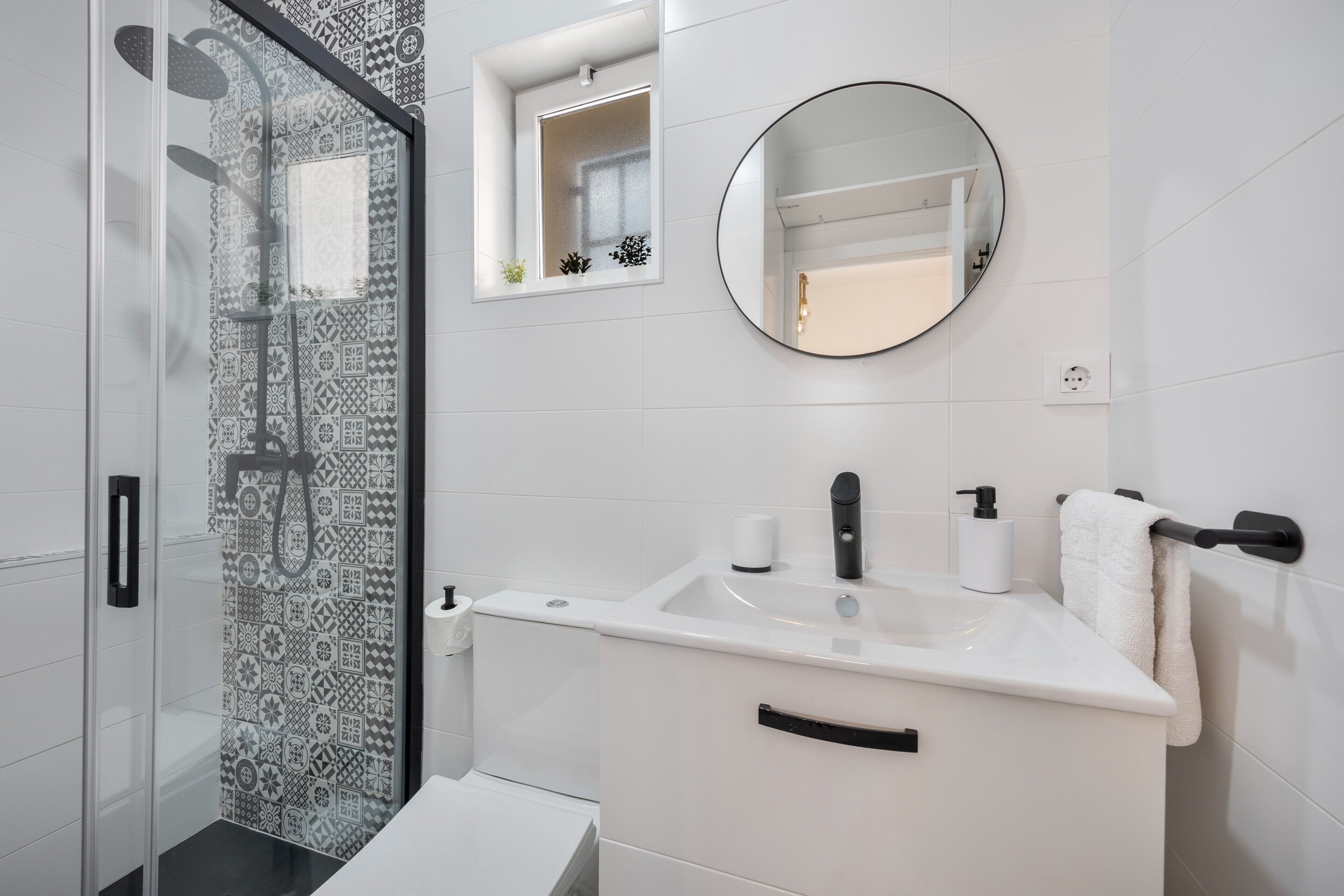 Shower, hair dryer, towels