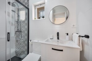 Dusche, Haartrockner, Handtücher