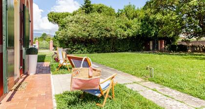 Ferienwohnung 'La Casa Rossa Versilia' mit Bergblick, Gemeinschaftsgarten und WLAN