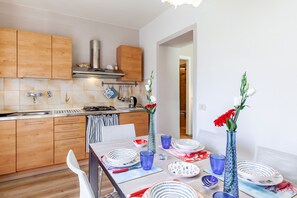 Réfrigérateur, micro-ondes, plaque de cuisson, lave-vaisselle