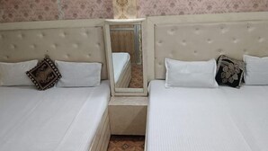 A double bed with a mirror and a small table in between. - MAA VAISHNO GUEST HOUSE (Varanasi)