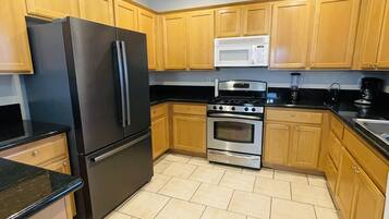 Een koelkast, een magnetron, een oven, een kookplaat