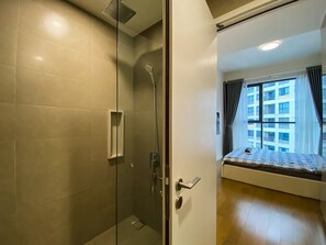 Chuveiro, secador de cabelo, toalhas de banho, sabonete