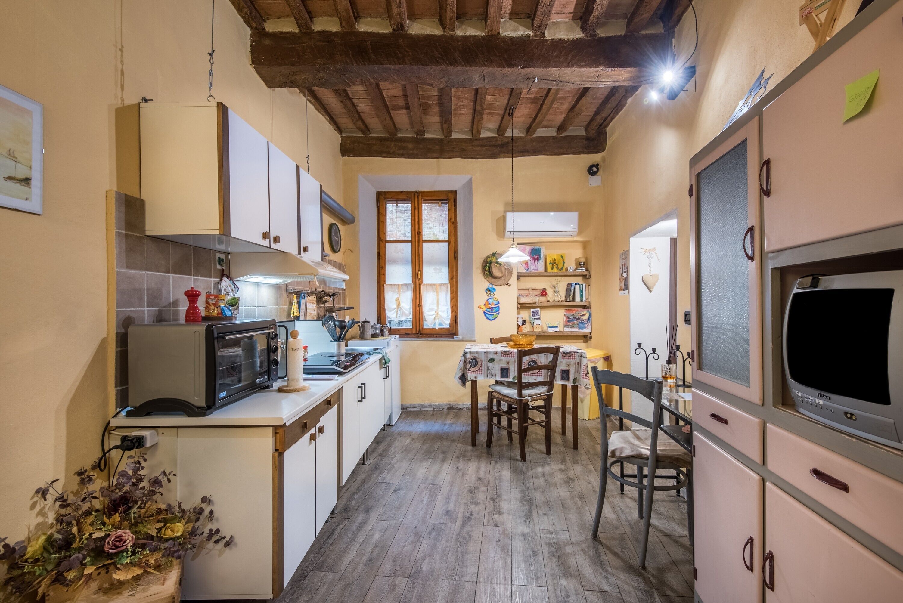 Frigorifero, forno, piano cottura, pentole/stoviglie/utensili