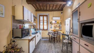 Kühlschrank, Ofen, Herdplatte, Kochgeschirr/Geschirr/Besteck